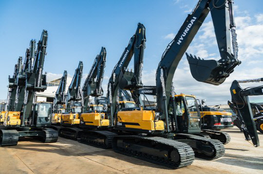 현대건설기계가 상반기 중 카타르 하수처리시설 공사에 공급할 굴착기 모습.  현대건설기계 제공